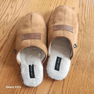 Lucky Brand tan faux suede men's slippers w/soft sherpa inside & rubber soles